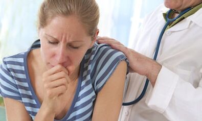 The doctor examines a patient with severe pain in the shoulder blades when coughing