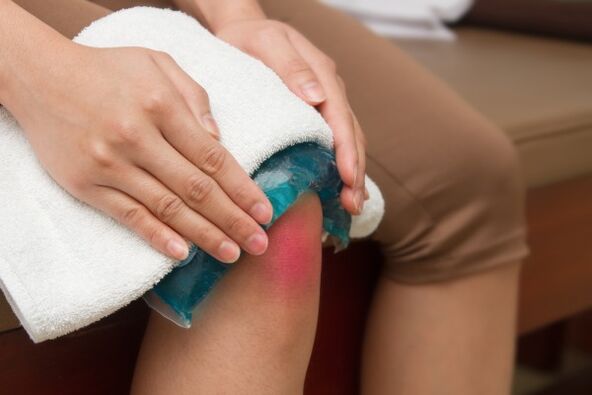 Therapeutic compress on the knee joint to relieve pain